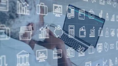 Üst düzey yönetici telefonu kulağına kaldırıyor ve dizüstü bilgisayardaki canlı finansal simgeleri inceliyor. İş, analitik, teknoloji, finans, yazılım, strateji, işyeri