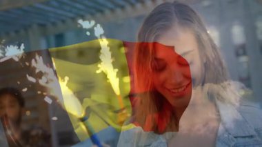 Pergola altında maytap yakan ve akşam kutlaması için parlak kıvılcımlar sallayan bir kadın. Kutlama, şenlik, aydınlanma, neşe, eğlence, açık hava, kırsal