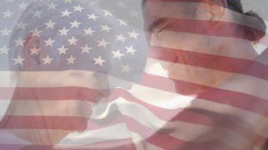 Animasyon Amerikan bayrağı sallayan kadın gülümseyen adam, sallanan çiftin sağlığını destekliyor. Vatanseverlik, şefkat, arkadaşlık, açık hava, kutlama, şefkat, rahatlık.