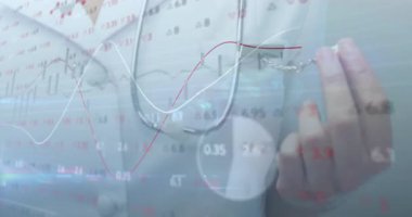 Doktorun steteskopu ayarladığı ve şeffaf tıbbi çizelgelerle gülümsediği veri akışı. Tıbbi, sağlık, analitik, profesyonel, bilim, fütürist, teknoloji