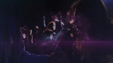 Mikrofonu genişleten sunucu, mikrofon çalan şarkıcı büyüyen nebula görselleri altında dans eden kalabalık gibi şarkı söylüyor. Canlı performans, gece kulübü, kozmik görseller, müzikal eğlence, enerjik kalabalık, sahne ışığı, dans atmosferi