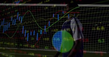 Erkek kaleci top yuvarlanırken topu yakalıyor ve finans grafikleriyle topu yeniden yönlendiriyor. Dinamik, yenilikçi, kurumsal, gelecekçi, atletik, dijital, profesyonel