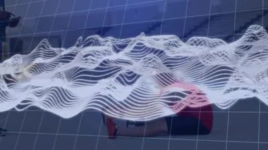 Spor hocası, spor salonunun kaydını yapmak için telefonu kaldırıyor ve dalga boyu ile bacak kaslarını esnetiyor. Atletik, sağlıklı, dinamik, farkındalık, güç, modern, eğitim