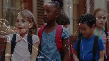 Sırt çantaları takan, duvardan duvara konuşan ilkokul öğrencileri okula doğru yürümeye başladılar. Çocuklar, arkadaşlık, çeşitlilik, gençlik, şehir, açık hava, toplum