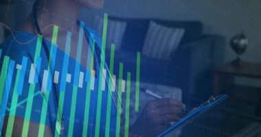 Hemşire mavi panoya yazarken renkli çubuk grafikler sağlık ölçümlerini gösteriyor. Tıbbi, analiz, profesyonel, veri, görselleştirme, danışma, modern