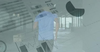 Salona giren adam animasyon iş ölçümleri başlatarak bisiklet çizelgeleri ölçümleri grafiklerini örtüyor. Analizler, veri görselleştirme, yenilik, ilerleme, kurumsal, modern, dijital