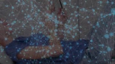 Kadın yarı şeffaf ağ kaplamasını izlemek için akıllı telefonu yüze doğru kaldırıyor. Dijital, bağlantı, modern, gevşeme, teknoloji, konfor, minimalizm