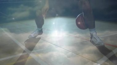 Atletizm topu, spor eğitimini gösteren grafiklerle düşük çapraz top sürüşü yapıyor. Spor, çeviklik, hareket, teknoloji, eğitim, atletizm, fitness