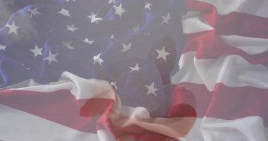 Animasyon bayrağı akrobatik ikiliyi gösteriyor çömelme ve ters dönmüş partnerin formda olduğunu gösteriyor. Performans, takım çalışması, güç, çeviklik, vatanseverlik, egzersiz, fitness