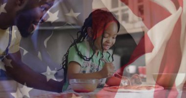 Babası sosu kepçelemek kızını karıştırmak ve yemek pişirmeyi öğretmek üzerine sos yaymak. Aile, yemek pişirme, mutfak, bağlanma, öğrenme, ev yapımı, yerli