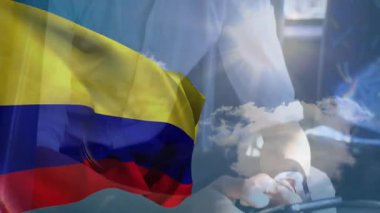 Otobüsün akıllı telefonu dinlemesi Kolombiya bayrağını çalıştırıyor, iletişim sırasında bulut örtüyor. Ulaşım, kentsel, teknoloji, iletişim, seyahat, modern, yaşam tarzı