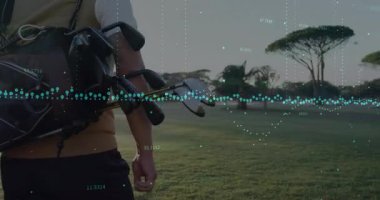 Golf sahasında yürüyen, kayışı ayarlayan, deniz mavisi teknolojisini çalıştıran, senkronize rota ölçümlerini düzenleyen. Atletik, manzara, modern, açık hava, dinginlik, rahatlık, hassasiyet