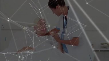 Hemşire koğuşa giriyor, hasta kolunu büyütüyor, sağlık için enjeksiyon yapıyor, yarı saydam bir ağ kaplaması var. Sağlık, sağlık, hemşirelik, bakım, sağlık, tedavi, hastane