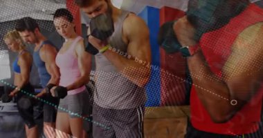 Altı sporcu kas gücü için altıgen haltersel kıvrımları senkronize etmeye başlıyor. Spor, güç, takım çalışması, vücut geliştirme, egzersiz, motivasyon, dayanıklılık