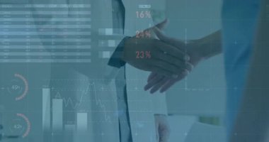 Erkek olarak kollarını uzatan kadın ameliyat önlüğü giyer, el sıkışır, sağlık ortaklığını örtbas eden bar çizelgeleri. Profesyonel, işbirliği, sağlık, takım çalışması, analitik, dijital, ortaklık