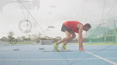 Başlangıç sinyaline hazırlanan ve spor teknolojisi veri örtüsüyle bloklardan itilen spinter. Atletizm, performans, hız, rekabet, eğitim, dinamik, hareket