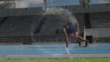 Hızlı işitme sinyali mavi pistteki kalça sürüşünü genişleten bloklardan geliyor. Sporcu, yarışma, hız, enerji, dayanıklılık, eğitim, hareket