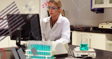 Animasyon çizelgeleri ve haritalar açıkken araştırmacılar laboratuara güç veriyor ve analiz için veri yüklüyorlar. Bilim, teknoloji, veri, analitik, gelecek, kesinlik, yenilik