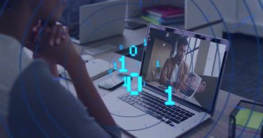 Yetişkin bir kadın, animasyon ikilisi akışı üzerinden grafikleri gösterirken iş toplantısına katılıyor. İşbirliği, telekomünikasyon, dijital, profesyonel, teknoloji, iletişim, çalışma alanı