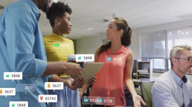 İş ofisinde tablet kaydıran üç meslektaşım, animasyon sosyal medya metriklerinin arttığını gösteriyor. İşbirliği, takım çalışması, yenilik, dijital, teknoloji, analitik, iletişim