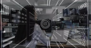 Veri analisti kadın bilgisayarın etrafındaki holografik veri panellerini etkinleştirerek teknik ofiste komut yazıyor. Teknoloji, yenilik, analitik, fütürist, işbirliği, dijital, görselleştirme