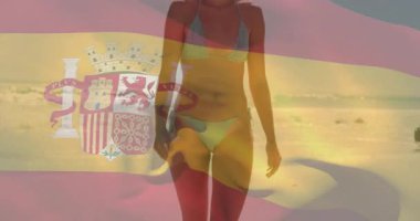Moda için naneli bikini sahnesine çıkan manken, kıyıda dalgalanan İspanyol bayrağı. Sahil, yaz, sahil, mayo, bayrak, sükunet, boş zaman