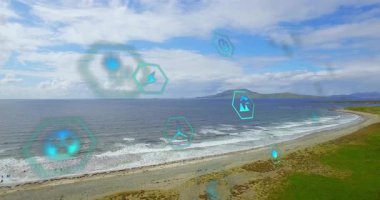 Hava görüntüsü, ekolojik verileri gösteren, havada asılı, sürüklenen, kıyı şeridinde dönen deniz mavisi büyüsü simgelerini başlatıyor. Sürdürülebilirlik, koruma, çevre dostu, çevre, yenilenebilir, doğa, teknoloji