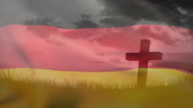 Rüzgar, Alman bayrağını dalgalandırıyor. Tepe çaprazında kırmızı-sarı şeritler sallanıyor. Vatanseverlik, sembolizm, miras, anıt, sükunet, doğa, kumaş.