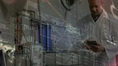 Araştırmacı olarak görünen yarı saydam arayüz tableti kaldırıyor ve küresel bağlantıları ortaya çıkarıyor. Güçlendirilmişlik, yenilik, teknoloji, veri analizi, bilimsel, etkileşimli, gelecekçi