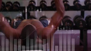 Kas yığını halterci spor salonu için bastırırken hareketli temsilci sayısı artıyor. Güç, zindelik, spor, eğitim, egzersiz, erkeklik, kararlılık.