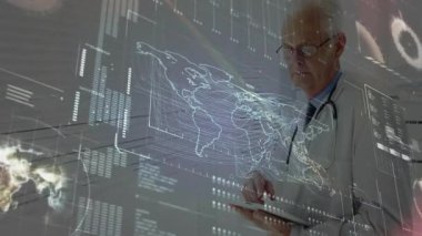 Küresel sağlık veri kümelerini analiz ederken tableti tıklatan ve holografik haritayı tarayan bir doktor. Tıbbi, teknoloji, fütüristik, veri görselleştirme, yenilik, profesyonel, analitik