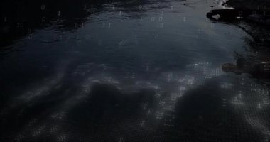 Gün doğumunda, kamera geri çekiliyor, ikili kod göl boyunca sürükleniyor ve kayalık kıyıları, ormanı ortaya çıkarıyor. Teknoloji, dijital, yenilik, doğa, manzara, dinginlik, fütürizm