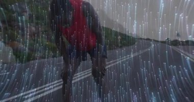 Fitness koşucusu yavaşlıyor, bükülüyor, asfalt yolda soluk soluğa kalıyor ve veri akışı önde ilerliyor. Sporcu, dayanıklılık, kararlılık, cesaret, hareket, açık hava, canlılık