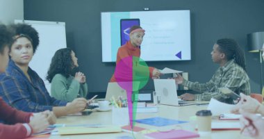 Toplantı masasında turuncu kazak giyen, dizüstü bilgisayarlı orta yaşlı bir kadının belgelerini teslim etmek. İşbirliği, takım çalışması, profesyonel, çağdaş, ofis, iletişim, üretkenlik