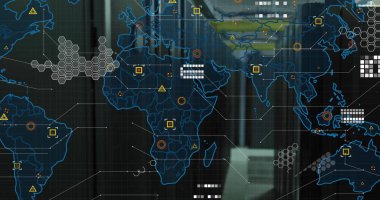Yüksek katlı ofisteki şeffaf panelde altıgen simgelerle dijital dünya haritası gösteriliyor. Fütüristik, teknoloji, bağlantı, veri görselleştirme, iş dünyası, şirket, modern