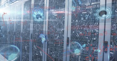 Veri merkezinde devre panelleri bulunan sunucu dolapları gösteriliyor, yüzen kırmızı denklemler mavi HUD. Teknoloji, veri, siber alan, dijital, yenilik, fütüristik, altyapı