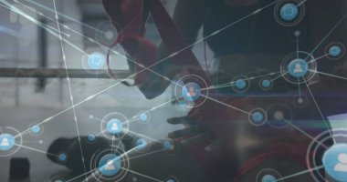 Boksörü siyah üst üste sarmak boks ringinde kırmızı el ambalajlarını ayarlamak, dijital ağ örtüsüyle. Atletik, fitness, digital, link, strength, training, sport