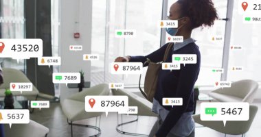 Ofis salonunda kazak ve maske takan yürüyen bir kadın, UI simgeleriyle, fotokopi alanlarıyla. Modern, profesyonel, gösterişli, teknoloji, işbirliği, kentsel, iş