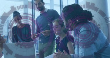 Konferans masasında dizüstü bilgisayarın etrafında çalışan beş iş arkadaşı, grafiklerle örtüşen belgeler. İşbirliği, takım çalışması, yenilik, modernlik, teknoloji, veri analizi, profesyonel