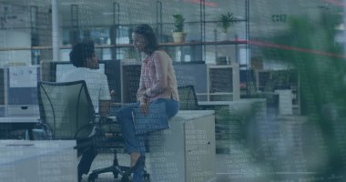 Açık planlı ofiste, monitörlerle şifreli dizüstü bilgisayarı analiz eden iki iş arkadaşı. İşbirliği, takım çalışması, modern, profesyonel, teknoloji, yenilik, çalışma alanı