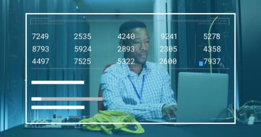 Ağ mühendisi, sunucu odasında dizüstü verileri kontrol ediyor, sarı ethernet kabloları ve veri üstüste biniyor. Teknoloji, siber güvenlik, veri analizi, dijital altyapı, gelecekçi, profesyonel, endüstriyel