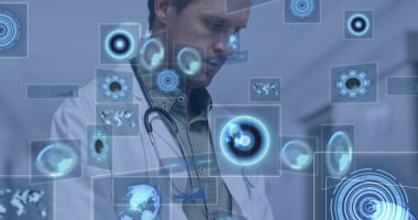 Stetoskoplu laboratuar önlüklü bir doktor hastane laboratuvarında dünya haritasıyla holografik çizelgeleri analiz ediyor. Sağlık, teknoloji, yenilik, tanı, fütüristik, analiz, tıbbi