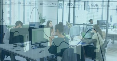 Koyu renk bluz giyen, açık planlı ofiste masasını kullanan, monitörlü ve kulaklıklı biri. İşbirliği, takım çalışması, üretkenlik, modern, teknoloji, çalışma alanı, profesyonel