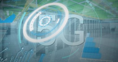 Sunucu raflarının üzerinde holografik 5G amblemi ve dönen arayüz gösteriliyor. Futuristik, dijital, teknoloji, yenilik, arayüz, veri, ağ