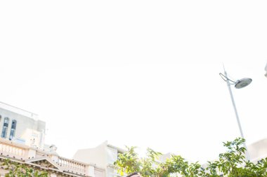 Temiz gökyüzüne karşı bungalovun düşük açılı görüntüsü