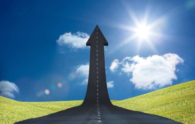 Ok işareti bulutlu gökyüzüne karşı yukarı doğru