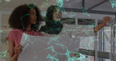 Stüdyoda tesettürlü, dijital projeksiyonlu iki mimar. İşbirliği, yenilik, teknoloji, mimari, çalışma alanı, profesyonellik, takım çalışması