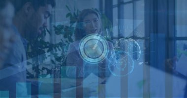 İş arkadaşları cam duvarlı toplantı odasında holografik veri örtüleriyle basılı raporları tartışıyor. İş, takım çalışması, yenilik, teknoloji, işbirliği, analitik, modern