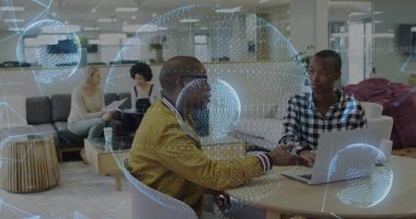 Bombacı ceketli bir adam ve kareli üst giyen bir kadın ofis salonunda dizüstü bilgisayarlı bir projeyi tartışıyorlar. İşbirliği, takım çalışması, profesyonel, modern, içişleri, çalışma alanı, çevre