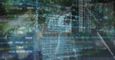 Bulanık ışık ve araçlarla gece sokağında yarı saydam arayüz gösteriliyor. Fütüristik, teknolojik, aydınlanmış, arayüz, şehir, gece manzarası, dijital